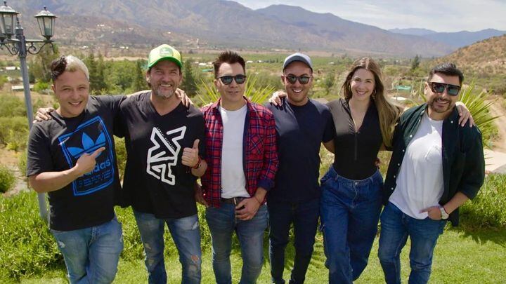 Este viernes los integrantes de “Me Late” saldrán por las pantallas de Chilevisión, tras ser invitados a participar en el programa “Podemos Hablar”, donde contarán en primera persona el abrupto final que tuvo el querido espacio de farándula en TVMás. Sin embargo, de los seis integrantes solo cinco fueron convocados para el espacio animado por Jean Philipp Crettón, quedando el “experto en reality”, Francisco Halzinki, fuera de la fiesta.
“No lo entiendo”, dice de entrada, con un claro tono de decepción. “No se me consideró y encuentro que es una humillación. Me parece una falta de respeto tremenda”, se desahoga el panelista experto en redes sociales, quien hace un año formaba parte del equipo liderado por Daniel Fuenzalida.
“Me sorprendió bastante, porque este programa fue pensado especialmente para Me Late, por el impacto que generó su término por lo cual siento que haberme excluido es un desaire por parte de la producción de PH, quienes me comentaron que debido a temas logísticos y escenográficos les imposibilitaba poner una sexta silla”.
Además, explicó Halzinki, para él no son coherentes las explicaciones, puesto que en otras oportunidades sí habrían tenido a más de cinco invitados.