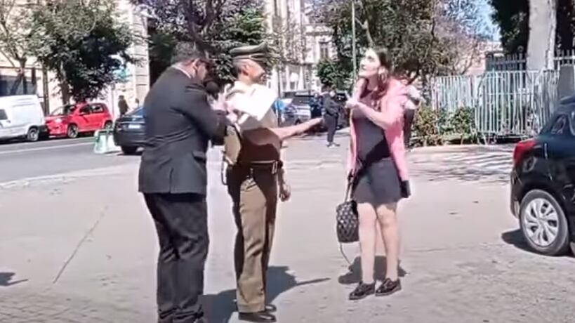 La diputada Emilia Schneider se decidió por enfrentar al Pastor Soto, quien suele increpar a los parlamentarios y parlamentarias en las afueras del Congreso Nacional, en Valparaíso.
Desde hace varios meses, el autodenominado líder religioso ha cargado contra Schneider. Así lo deja entrever en sus redes sociales, con distintos videos que apuntan a la legisladora.
A inicios de octubre, la primera diputada trans de Chile ya denunciaba la situación a través de redes sociales.
“Hoy el pastor Soto me recibió con algunos insultos, gritos y un poquito de transfobia. Qué linda es la tolerancia y el respeto de la ultra derecha conservadora, muy similar a escuchar a los Republicanos en el Congreso”, escribió Schneider en su cuenta de Twitter.