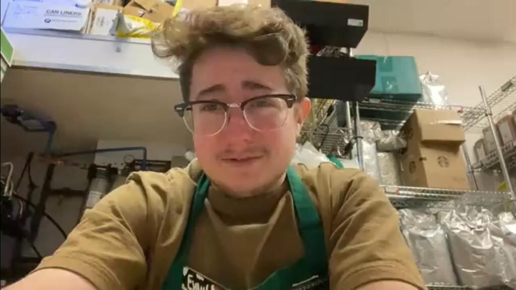 Joven quebró en llanto por trabajar 8 horas diarias.