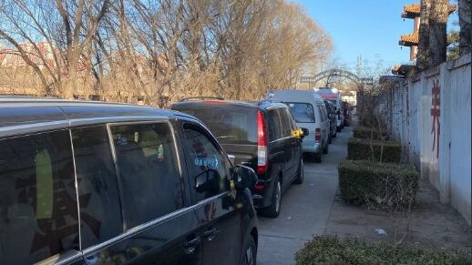 Colas de carros frente a crematorios