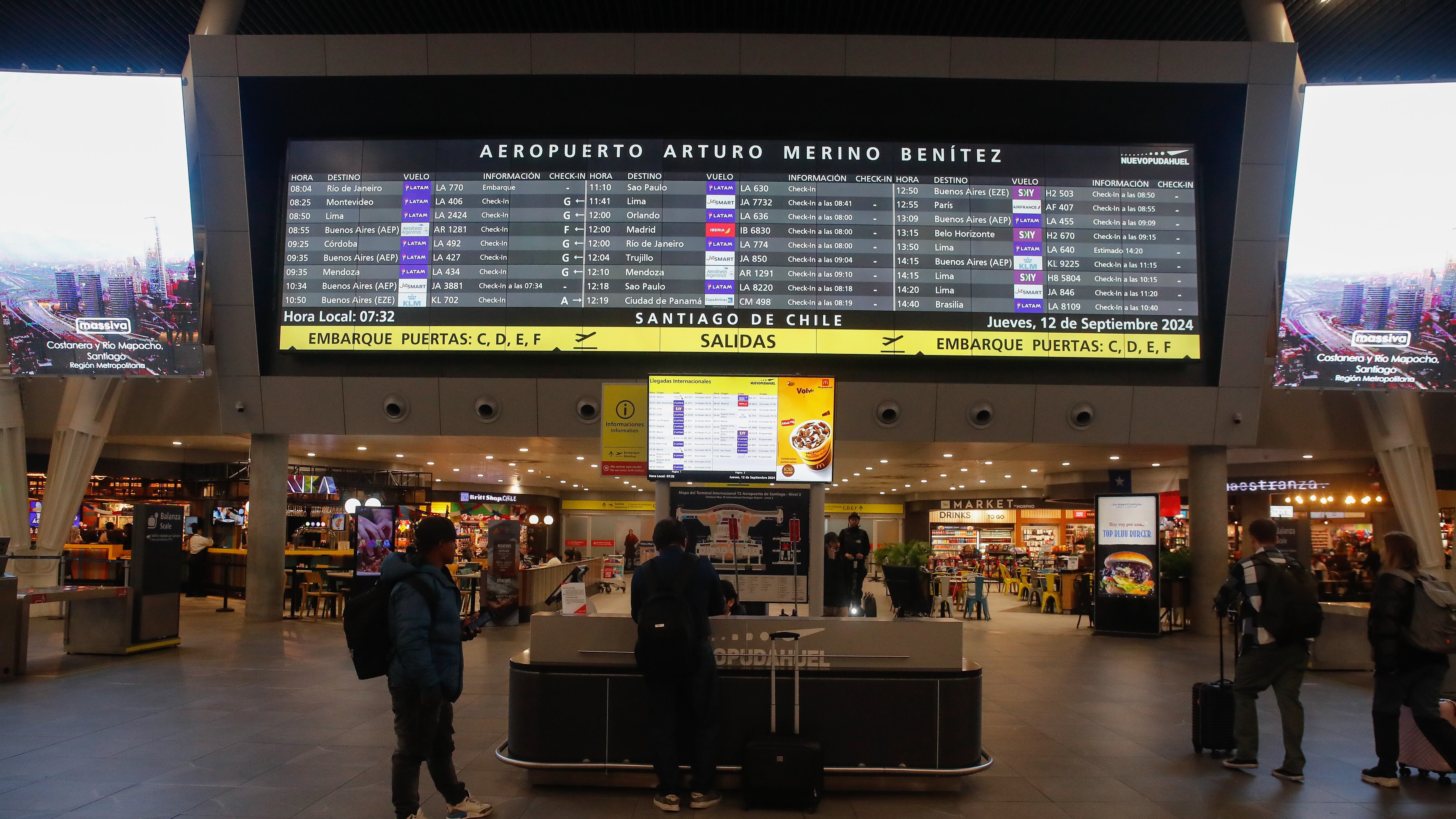 Aeropuerto llama a pasajeros a revisar el estado de los vuelos