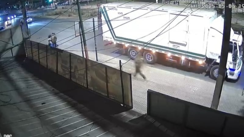 Delincuente en riesgo vital tras ser baleado por carabinero de franco durante robo de camión en Cerrillos