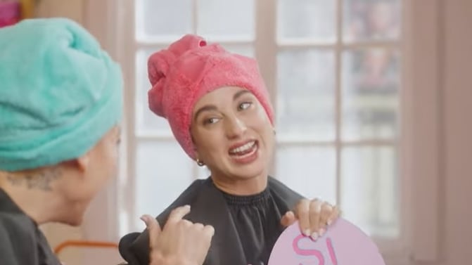 Tita Ureta reveló en el programa "Hablemos sin enredos" que no le gusta usar ropa interior y que en varias ocasiones se le han quedado los calzones en diversos lugares.