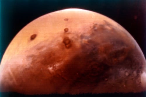 El hallazgo de “agua líquida” en Marte y la carrera por el primer hotel orbital: Lo que ocurre hoy en el espacio