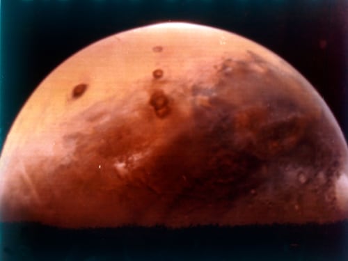 El hallazgo de “agua líquida” en Marte y la carrera por el primer hotel orbital: Lo que ocurre hoy en el espacio