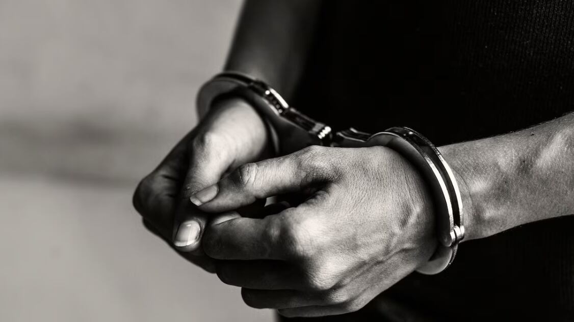 Genérica: Criminal en esposas
