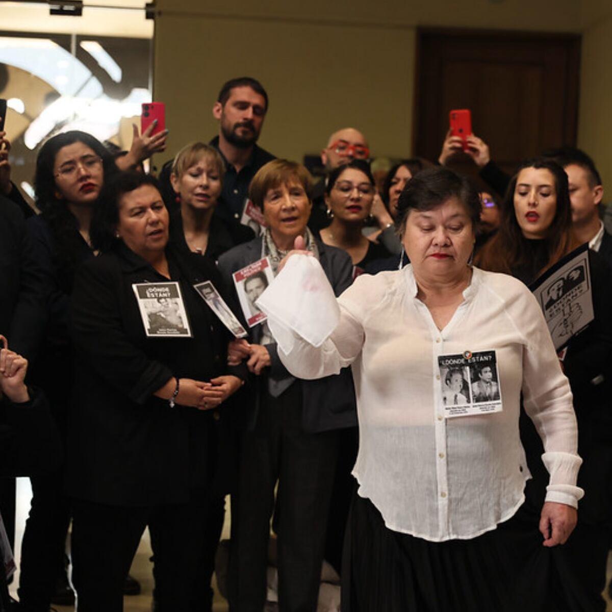 Emotiva cueca sola de diputada en homenaje a parlamentarios asesinados Emotiva cueca sola de diputada en homenaje a parlamentarios asesinados