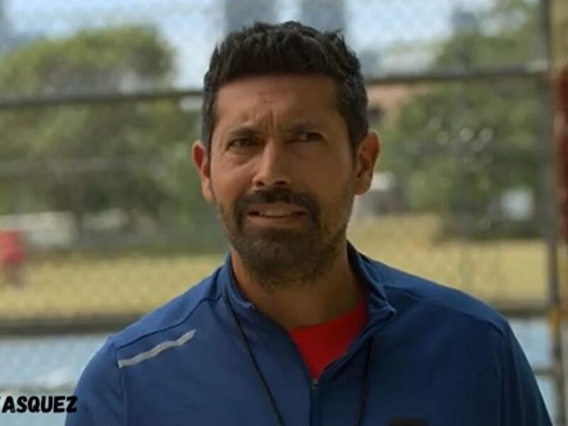 Profesor de educación física chileno actúa en serie australiana con la camiseta de la U: “Es uno de mis principales lazos con Chile”