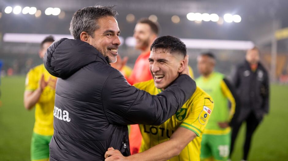 Marcelino Núñez y su DT David Wagner