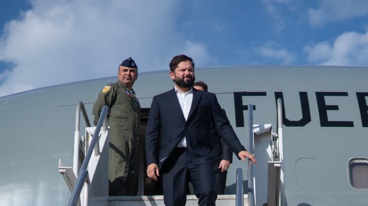 Presidente Boric llega a Uruguay para reunirse con Presidente @LuisLacallePou
, el presidente electo @OrsiYamandu
 y con expresidente Pepe Mujica.