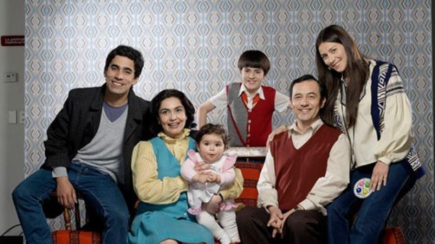 El conocido actor de la exitosa serie Los 80, Lucas Bolvarán, famoso por su personaje “Félix Herrera”, fue funado por su colega actriz Roció Toscano quien lo acusó de ser “papito corazón”. 
El reclamo lo realizó en defensa de una amiga, quien es la madre de las dos gemelas que nacieron producto de la relación con el actor. 
En solidaridad con la expareja de Balvorán, Toscano reflexionó respecto al origen de los hombres que descuidan a sus hijos.
“Yo me pregunto qué pasó con esas mujeres que crían este tipo de hombres, ¿qué pasa? ¿cuál es la sustancia que crea este monstruo?”, indicó, consignó La Cuarta. 
Otras acusaciones contra “Félix”
El año 2018 Lucas Bolvarán fue acusado durante la tarde de este domingo por agredir física y sexualmente a su ex pareja, quien en ese momento estaba recién embarazada.
Camila, de 18 años, contó en su Instagram cómo fue el término de su relación con Lucas, pues cuando ella quedó embarazada, él habría renegado de la situación proponiendo un aborto al asegurar que no podría hacerse cargo ya que «iba a entrar a la universidad».
Además, la joven narró cómo vivieron los meses siguientes y los malos ratos que le tocó vivir, dando el ejemplo de una discusión que llegó a las cachetadas y golpes en su abdomen.
“Hueón de mierda no tengo palabras para expresar lo lacra que fuiste con cada una de las que estuvimos contigo. Violento y más encima obligándonos a tener sexo contigo, no le den más pantalla a este degenerado, ni siquiera tiene las pelotas como para hacerse responsable de sus Hijas. Asqueroso de mierda, me importa una raja tu pega y lo que te da de comer un asco”, decía la publicación que luego fue borrada.
Luego de recibir ciertos comentarios incrédulos, la joven decidió contar su versión de los hechos por medio de historias en la misma red social y a su vez, compartió imágenes de ella con el actor para comprobar la veracidad de su relación.
Hasta el momento Bolvarán  no ha dado su versión de los hechos. Publimetro intentó comunicarse con el joven actor, sin recibir respuesta.