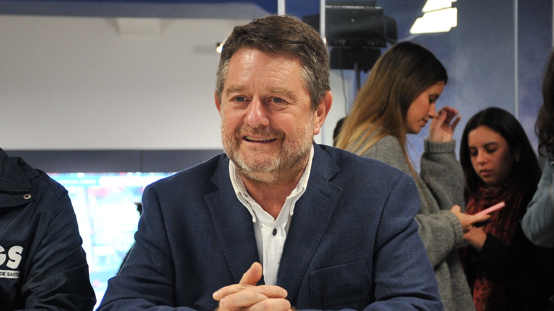 Gobernación de Santiago pone a disposición mapa satelital para prevenir riesgos por árboles enfermos | 09 DE AGOSTO DEL 2024 / SANTIAGO
Claudio Orrego, Gobernador de Santiago, durante reunión con alcaldes de la RM.
El Gobernador de Santiago, Claudio Orrego, junto a la presidenta de la Asociación de Municipalidades, Carolina Leitao, pone a disposición de los 52 municipios de la RM un innovador mapa con imágenes de alta resolución, que incorpora una herramienta que permite diagnosticar el estado de salud de los árboles. Este sistema especializado es crucial para detectar posibles riesgos de caídas de árboles durante frentes de mal tiempo. Esta tecnología ofrecerá una mayor capacidad para anticipar y mitigar los impactos de eventos adversos en la región.
FOTO: VICTOR HUENANTE / AGENCIAUNO