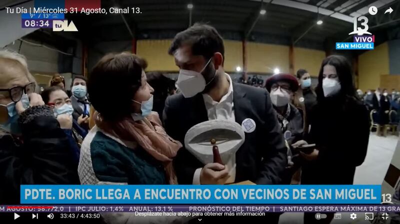 Vecina regala escultura a Gabriel Boric en homenaje a Gustavo Gatica.