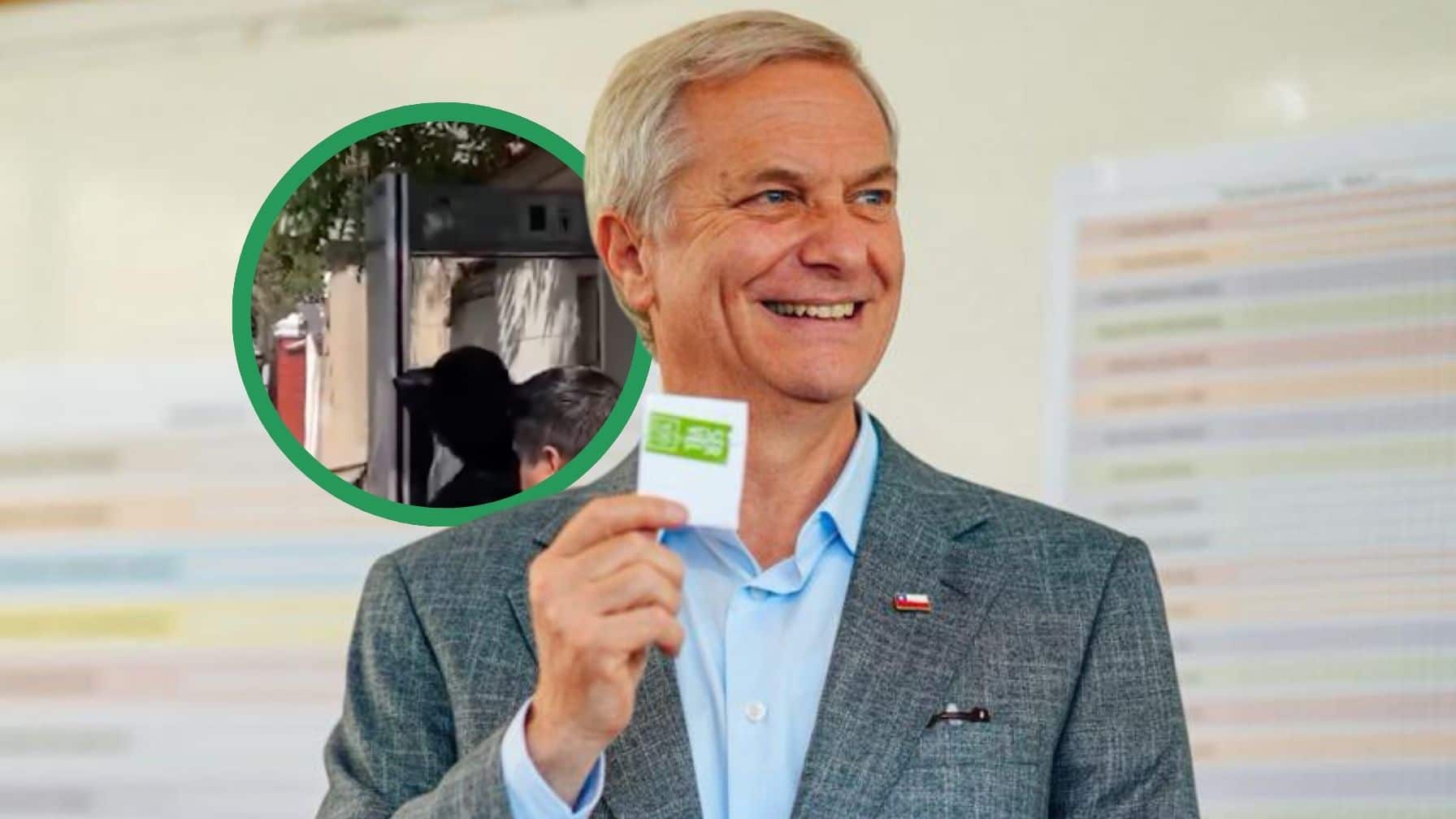 Invitados, prensa y miembros del equipo debieron pasar por el detector, reforzando la imagen de seguridad extrema impulsada por Kast.