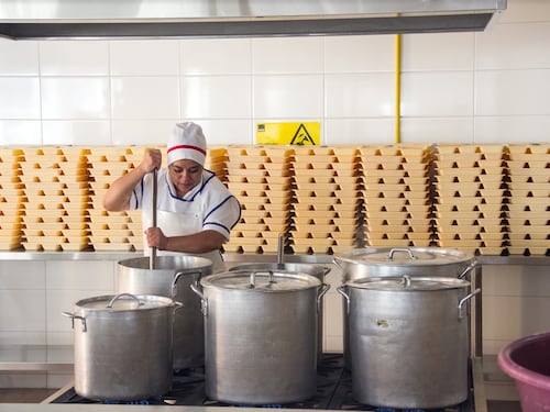 Cocinas de colegios en la mira: Junaeb fiscalizará por primera vez a nivel nacional