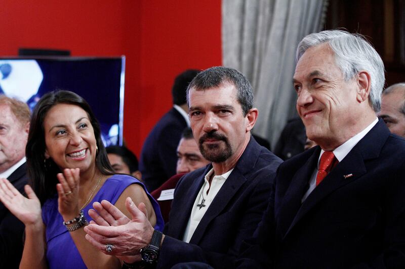 Elenco de la pelicula "Los 33" llega hasta el Palacio de la Moneda | 31 de Enero de 2013 /SANTIAGO
El elenco de Actores y Productores de la pelicula "Los 33" junto a algunos de los mineros que fueron rescatados de la mina San Jose fue recibido en el Salon Montt varas del Palacio de la Moneda.En la Imagen, Cecilia perez, Antonio banderas,Sebastian Piñera
FOTOS:DAVID CORTES SEREY/AGENCIAUNO