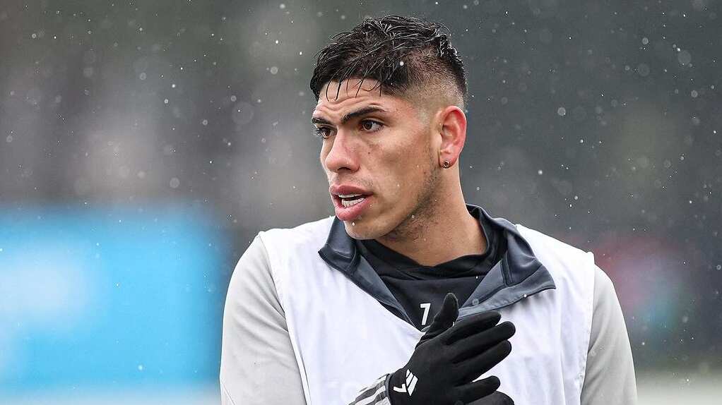 El volante de Colo Colo se refirió a la salida de Jordhy Thompson del país tras conseguir el dinero para pagar la fianza de su denuncia por femicidio frustrado.