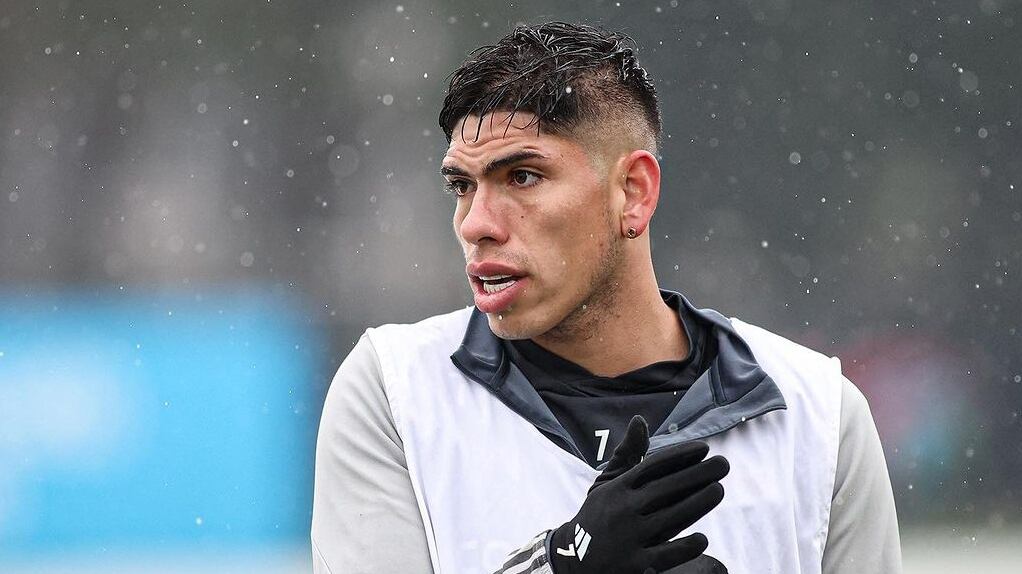 El volante de Colo Colo se refirió a la salida de Jordhy Thompson del país tras conseguir el dinero para pagar la fianza de su denuncia por femicidio frustrado.