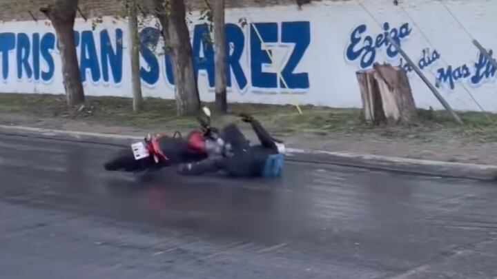 Graban caída de motos