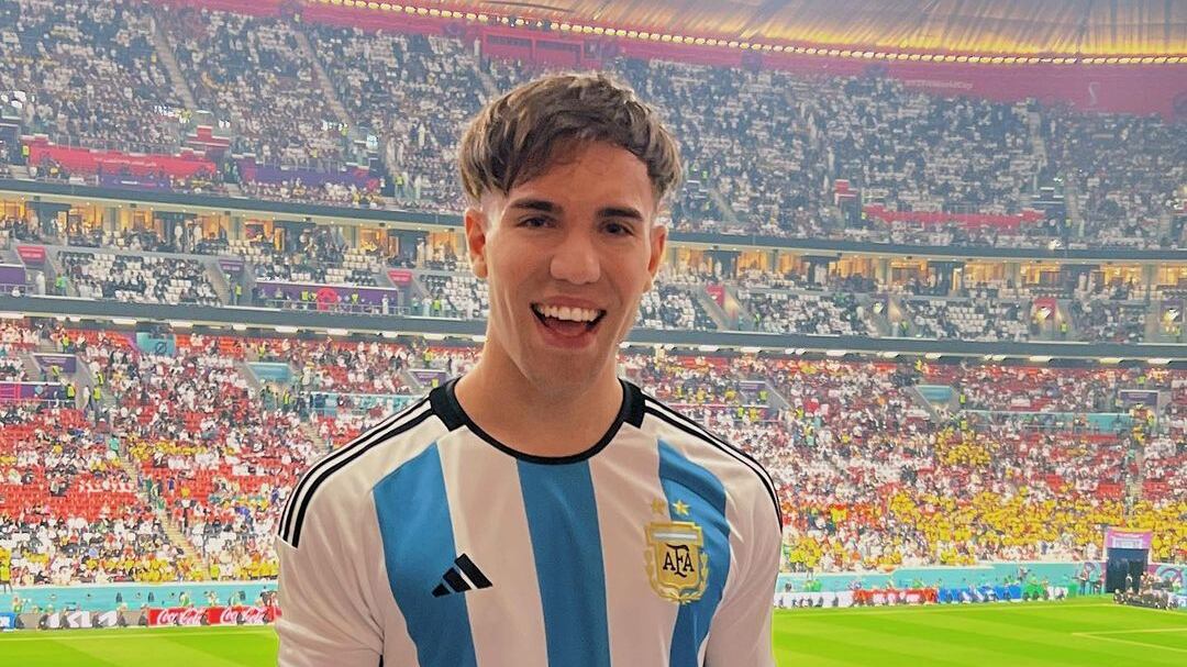 Famoso YouTuber argentino le pagó alojamiento a jeque catarí con una caja de alfajores.