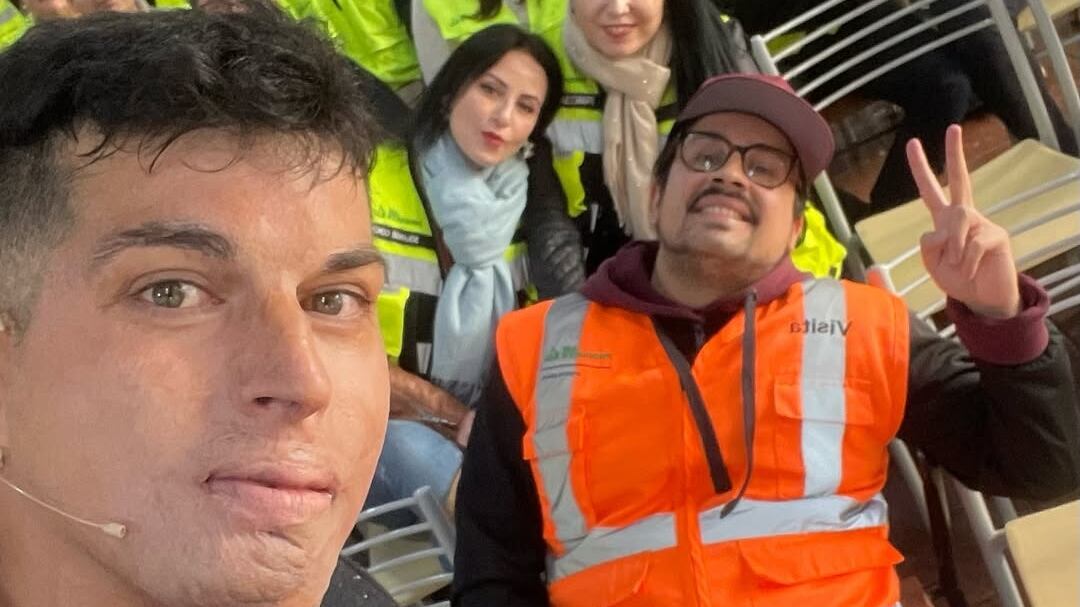 El chico reality debutó realizando charlas motivacionales en las que cuenta de su experiencia de resiliencia tras sufrir un accidente automovilístico que le dejó un gran porcentaje de su cuerpo quemado.