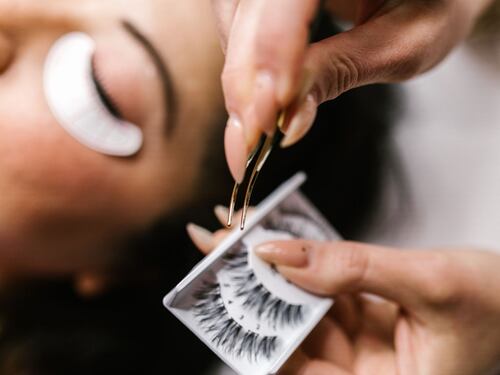 Ojo con las pestañas postizas: conozca los riesgos de este procedimieno estético