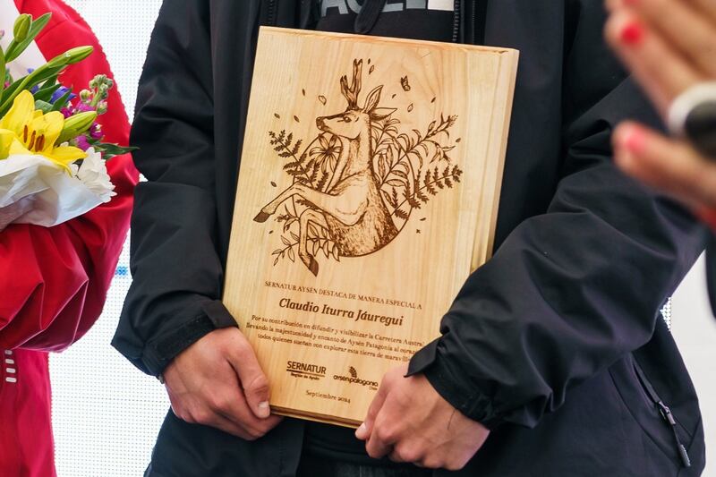 Claudio Iturra y “La ruta de la Patagonia” fueron galardonados y el ministerio de Obras Públicas anunció concurso público para una nueva señal en el inicio de la Carretera Austral | Gentileza: Canal 13