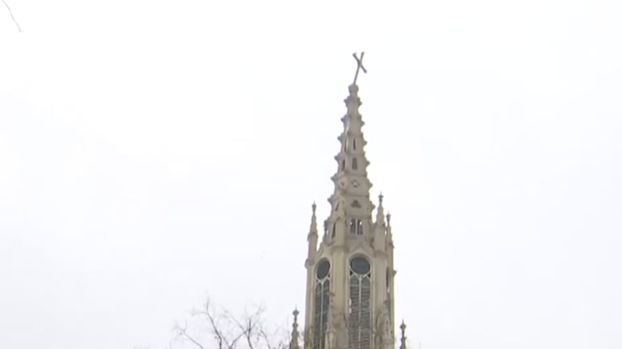 Cruz está inclinada en Iglesia de Viña del Mar