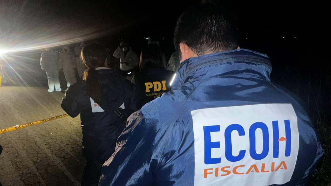 “Como Ministerio Público queremos aclarar que dichas personas no estaban siendo parte de ningún programa de protección al momento de ocurridos los hechos”. Con esas palabras la Fiscalía Nacional descartó que las tres personas asesinadas, dos en Lampa, y una en Ovalle, hayan sido testigos protegidos. 
Esto, luego que una investigación periodística asegurara que los homicidios ocurridos la madrugada del 5 de junio en el sector de Lo Echevers con Chorrillo Tres, cuando se encontraron dos cuerpos con seis heridas de bala en la cabeza y el tórax- eran “protegidos de la Fiscalía”.
Según informó T13, se trataba de dos venezolanos, identificados como Junior y Klivert, que habrían colaborado declarado en calidad de “testigos protegidos”. Todo esto en el marco de las investigaciones contra el crimen organizado, principalmente ante peligrosas bandas como el Tren de Aragua. 
Sin embargo, desde el Ministerio Público desmintieron la información, agregando que “al ser investigaciones reservadas, nos vemos impedidos de referirnos a ellas con el fin de proteger las indagaciones y resultados futuros”.