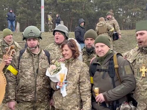 ¡En medio de la guerra! Soldados ucranianos se casan en la frontera de Kiev