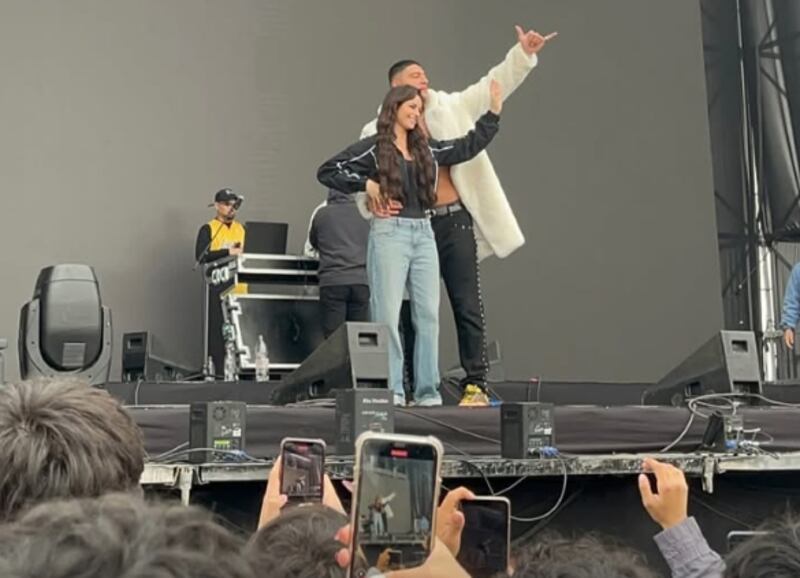 Emilia Dides y Sammis Reyes en festival urbano.