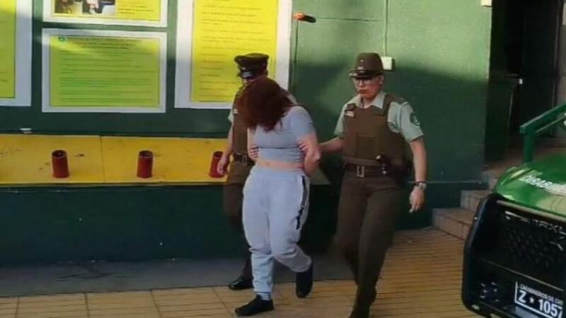 Durante la formalización a la joven odontóloga que dio muerte a un hombre que confundió con el asaltante que le robó un celular, su defensa argumentó que se encuentra con 10 semanas de embarazo, como una forma de recibir algún tipo de beneficio durante su arresto, mientras se desarrolle la investigación.
En concreto, solicitaron “un trato distinto” al momento de la prisión preventiva, argumentando también, que la mujer ha sido víctima de reiterados asaltos, los cuales están comprobados con sus respectivas denuncias.
Todo ocurrió la mañana del lunes cuando la egresada de la Universidad Católica salió en búsqueda del antisocial que le había arrebatado el teléfono móvil y terminó apuñalando a otra hombre por error, provocándole la muerte. Crimen ocurrido en El Salto, comuna de Recoleta.
Según relató la fiscalía, la joven estaba al interior de su vehículo cuando fue atacada por un hombre que rompe el vidrio e introduce parte de su cuerpo para quitarle el dispositivo.