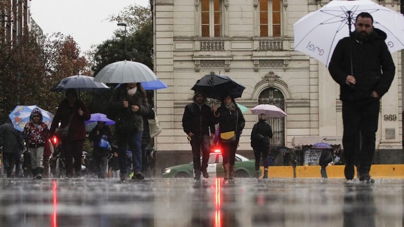 ¿Cuántos milímetros de agua han caído en Santiago? Revisa el balance oficial de la DMC