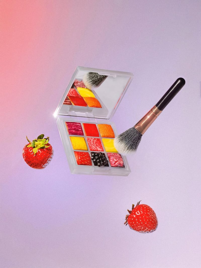 En la serie fotográfica VITAMINS, la diseñadora Eleonore Buschinger, con su Vitamin Color, y la fotógrafa Tabea Mathern convierten frutas y verduras cotidianas en objetos ornamentales comunes. Foto: Tabea Mathern.