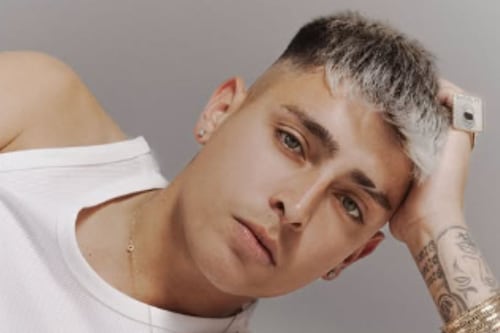 AK4:20 rompe el silencio tras confuso incidente vial con repartidor en Santiago