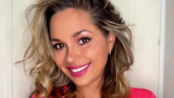 Nicole Block Tuvo un breve paso por el reality Tierra Brava, pero, al parecer un gran futuro en la plataforma Arsmate. Esto, luego que su cuenta de su sensual contenido para adultos figura dentro del top ten de las creadoras más visitadas, precisamente en el sexto lugar.
“Surgió a raíz netamente de una necesidad económica y de independencia”, confiesa desde el otro lado del teléfono, revelando que la conviviendo con su gran grupo familiar era un verdadero reality y necesitaba independizarse.
“Desde hace dos años desde que me separé. Mi papá me mantenía, porque con mi trabajo de ‘ínfluencer’ las lucas no me alcanzaban, aparte dedicaba harto tiempo en generar contenido de TCA (trastornos de la conducta alimentaria) y ayudaba mucho a las pymes. Pero ya tengo 34 años y necesitaba mi libertad… y por ahí una amiga me comentó que este tipo de plataformas eran súper rentables y que el contenido no tenía porque ser grotesco o burdo”.
Respecto al contenido que comparte a sus suscriptores relata que le ha permitido liberar sus bajos instintos y redescubrir su sexualidad.
“Mi contenido tiene todo lo que te puedas imaginar”, se ríe. “Bueno como soy actriz me gusta hacer personajes pero obviamente en su versión hot, ya tenemos: La princesita, la pintora, la conejita, Britney Spears en “Baby one more time”, remakes de escenas de películas como “American beauty y bajos instintos” También empecé a experimentar con el bondage y obviamente contenido más casero en mi día a día como Nico Block. Lo que les aseguro es que no se dejarán de sorprender: creatividad, sensualidad, erotismo y dedicación podrán ver en mi Arsmate: Nicoblock, ya que cada vez estoy más jugada y menos cartucha. La verdad es que esta plataforma me ha ayudado no solo en un sentido económico, también a redescubrir mi sexualidad y seguridad, a probar cosas nuevas y a estudiar sobre el tema”.
¿Algún fetiche de tus suscriptores?
“Ya varios me han pedido comprar mis calzones… pero usados!”, se ríe nuevamente, agradeciendo la buena onda de la gran mayoría, puesto que también su belleza genera anticuerpos en detractoras.
“Quiero decir que me encanta la buena onda de todos. De verdad que estoy muy muy agradecida! Han sido unos solcitos bellos! me dan ideas, referencias, son preocupados, atentos, muy cariñosos! Algunos extremadamente cariñosos jajajaja y obviamente alguna que otra heater (digo “alguna” porque la mayoría lamentablemente son mujeres) pero para mí no es relevante, si hay otras chicas que me apoyan montón! A si que agradecida y feliz!!!”.
Además, destaca a la plataforma Arsmate porque “es una verdadera herramienta digital de trabajo en Chile, que me ha ayudado no solo a mí, si no que a muchas personas más”.
Finalmente, respecto a realizar alguna colaboración, asegura que “creo que más adelante podría ser… pero no sé con quien la verdad”, sentenció.