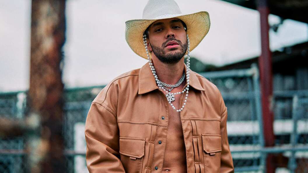 El cantante y actor lanzó canción con Gabito Ballesteros