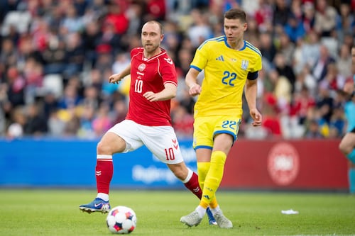 Eriksen está bien y se espera que salga del hospital tras colapsar durante partido amistoso
