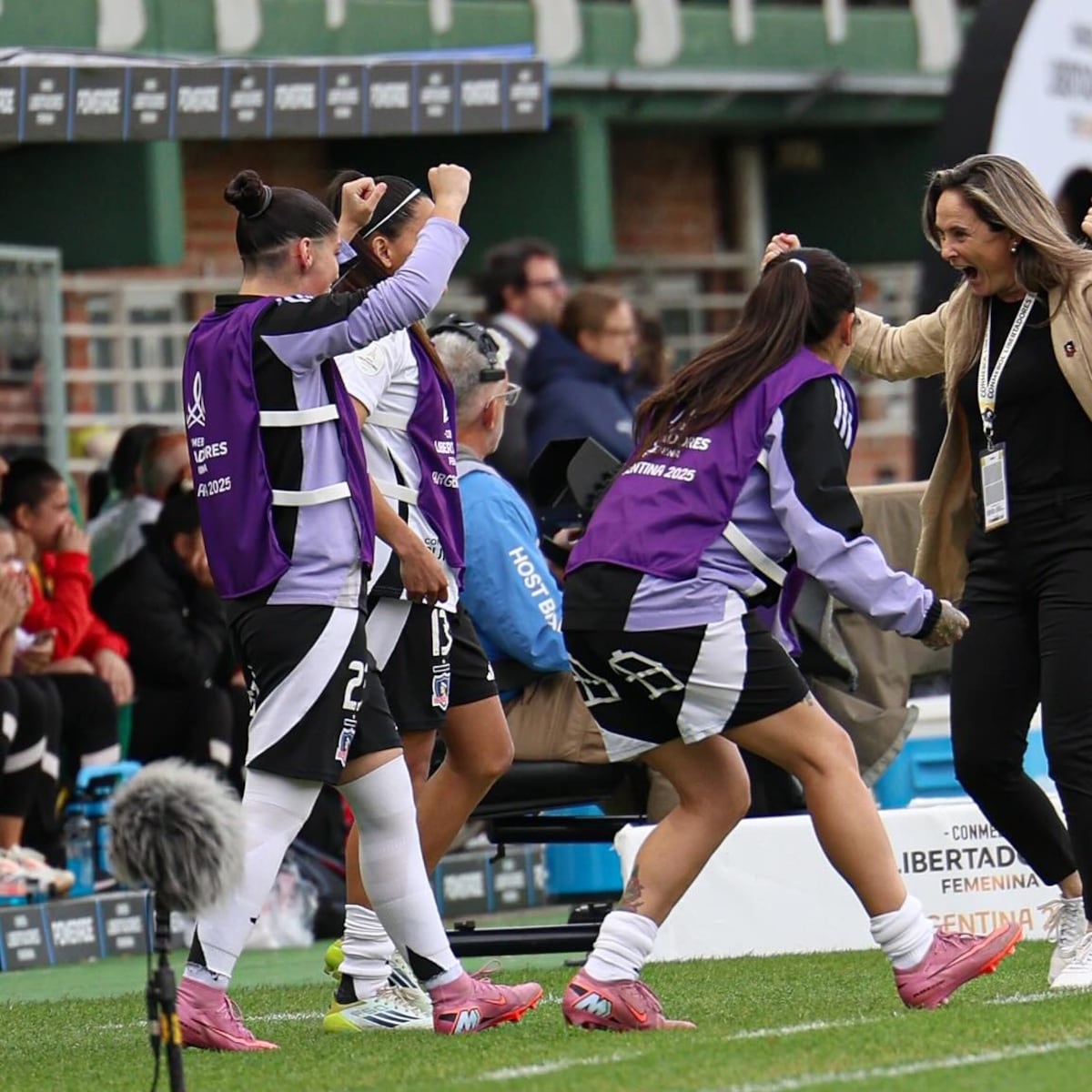 DT de Colo Colo femenino celebra pase a semifinal de Copa Libertadores DT de Colo Colo femenino celebra pase a semifinal de Copa Libertadores
