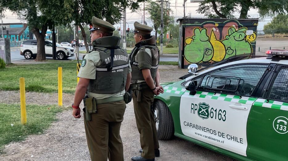 Personal de @Carabdechile de @penalolen realiza prevención activa por avenidas y calles principales de la comuna.