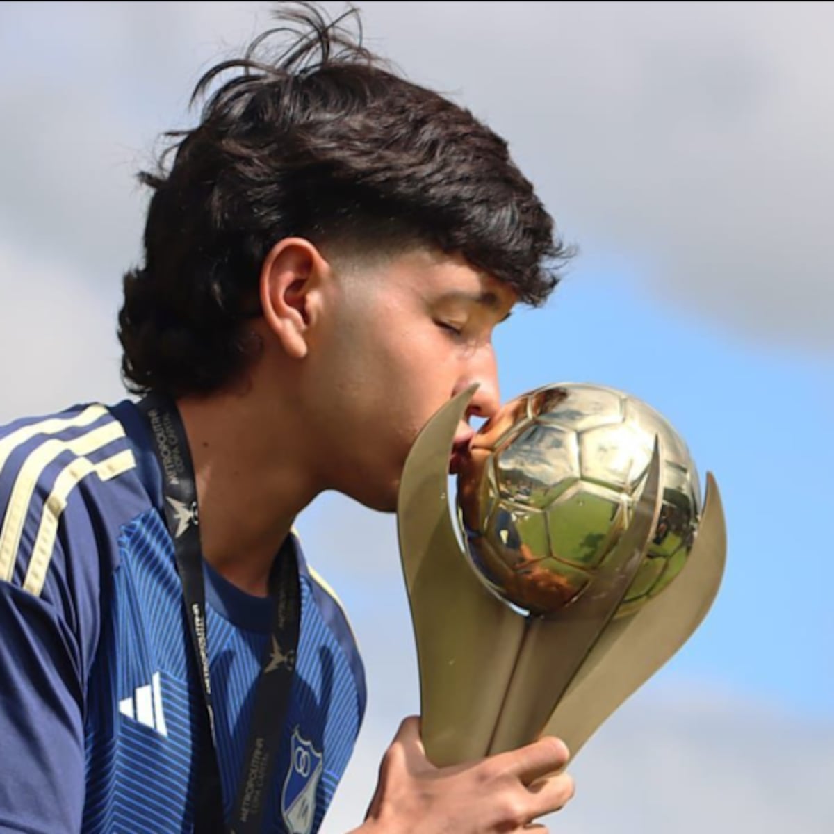 Muere joven jugador del Millonarios tras colapso en campo de fútbol Muere joven jugador del Millonarios tras colapso en campo de fútbol