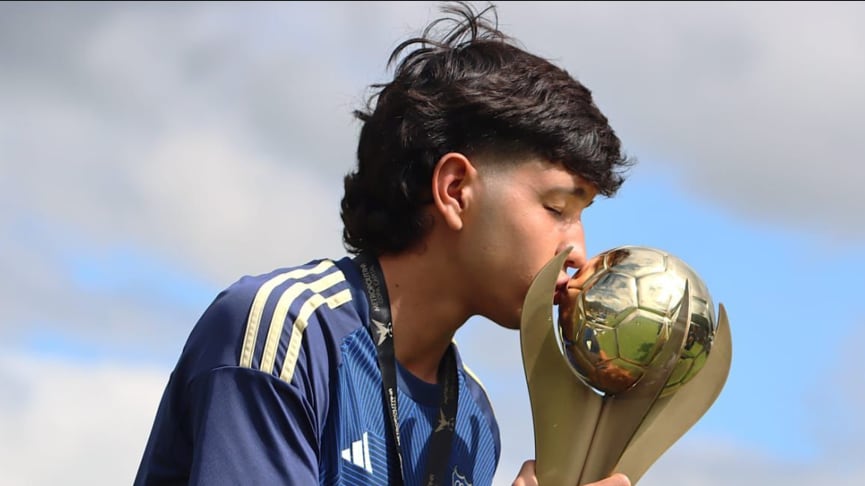 El jugador Sub-20, Santiago Castrillón, besa uno de los trofeos que ganó en el inicio de su corta carrera.