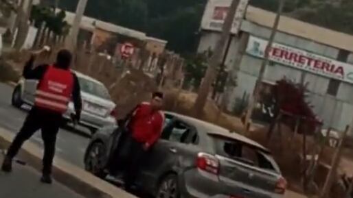 Un increíble suceso se vivió el pasado lunes frente a un supermercado aCuenta de la comuna de Cartagena en la Región de Valparaíso, cuando dos guardias de seguridad del establecimiento comenzaron a golpear un automóvil con objetos contundentes.
En el video, que fue captado y narrado por uno de los transeúntes del lugar, se puede ver que el vehículo ya tiene destruida la luneta y, según comentarios del usuario de TikTok que subió el acontecimiento, "el niño parece que andaba robando y le hicieron cag.. el auto los guardias”.
Lee también: VIDEO | Funcionarios de la PDI frustran una encerrona a balazos en Ñuñoa
El agresivo suceso termina cuando un hombre y una mujer que se encontraban dentro del medio de transporte salen de el, ante lo cual los guardias se retiran mientras los insultan y vuelven al interior del supermercado. Los afectados, luego de recorrer el entorno del vehículo, vuelven al auto para seguir su camino.
Con más de 2.9 millones de reproducciones y 3411 comentarios, estos últimos ponen énfasis en que ahora quieren ir a comprar a ese establecimiento ya que es "el más seguro y comprometido con la gente", además de preguntar de manera irónica "en qué lugar de Ámsterdam es eso?"