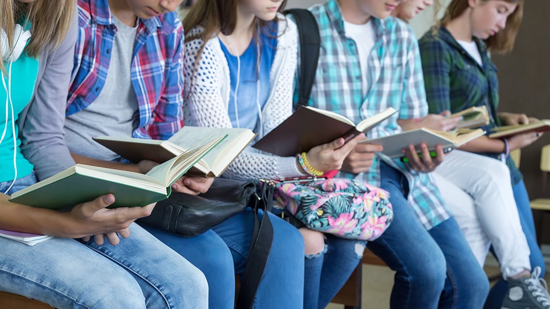 Hasta un 48% de estudiantes no comprende lo que lee: la permanente brecha en el sistema escolar chileno