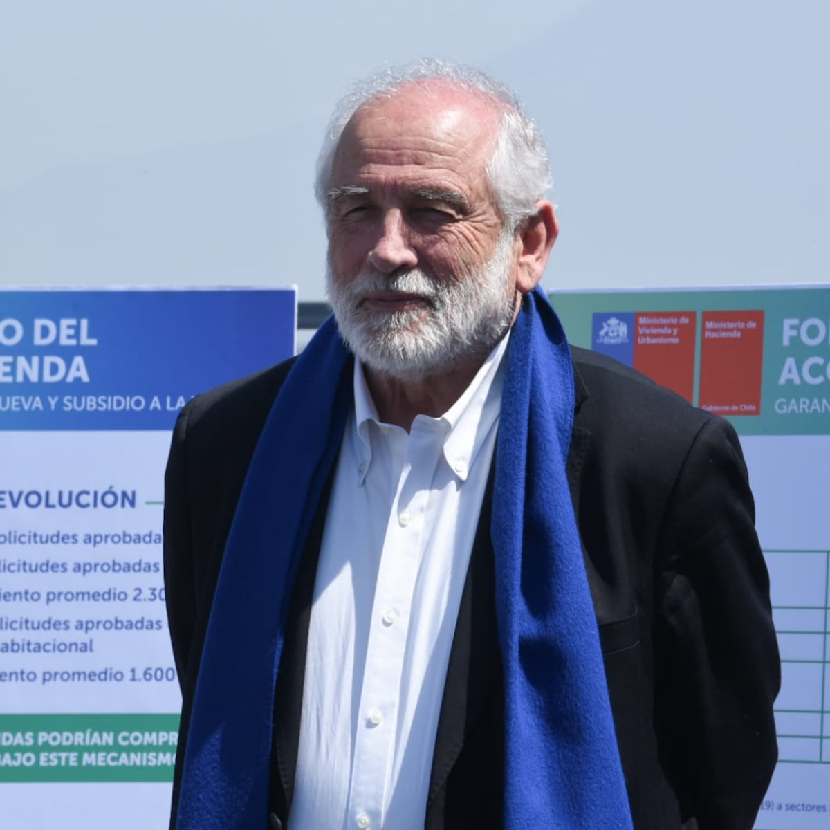 Ministro Montes acusa colaboración de funcionarios del Minvu en campaña de Jara Ministro Montes acusa colaboración de funcionarios del Minvu en campaña de Jara