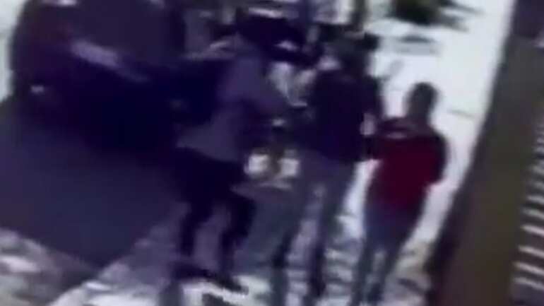 na cámara de seguridad registró el momento en que un delincuente en una motocicleta asalta a una mujer joven que caminaba por las calles Elqui con Ollagüe, en pleno centro de Antofagasta.