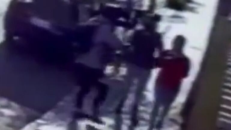 na cámara de seguridad registró el momento en que un delincuente en una motocicleta asalta a una mujer joven que caminaba por las calles Elqui con Ollagüe, en pleno centro de Antofagasta.