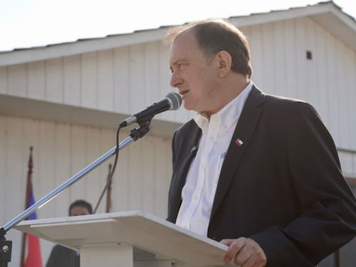 “Si no te gusta tení’ que moverte de país”: Iván Poduje protagoniza tenso cruce con vecino en Coronel