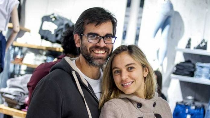 A eso de las 02:30 de la madrugada, la actriz Mariana Derderián despertó con llamas al interior de su casa en la comuna de Vitacura, hogar que habitaba junto a sus dos hijos menores, su padre y mascota. Trágicamente, el poder del fuego no dio tiempo para que todos alcanzaran a salir, quedando atrapado el pequeño de seis años, quien falleció en el lugar.
Según se informó, al momento de despertar la actriz llamó por teléfono a su expareja y padre de sus hijos, quien llegó a los pocos minutos. Comenzaron a buscar en la calle al menor que no estaba por ninguna parte, momento que se dan cuenta que faltaba el pequeño.