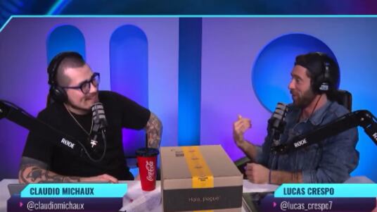 El noveno eliminado de Gran Hermano, Lucas Crespo, reveló desconocidos detalles de la cena de los nominados, la cual no se mostró en CHV ni Pluto TV, generando un centenar de teorías conspirativas entre los televidentes.
Fue en conversación con el comediante Claudio Micheaux que dio a entender que hay ‘gato encerrado’.
“Y no mostraron la comida del sábado... No creo que no me hubiera ido yo...”, dijo de entrada, generando las primeras suspicacias.
“Quedaron algunas cagadas, o sea, se hablaron cosas. Fue muy cordial la comida a excepción de ellos dos (Pincoya y Jorge). La Jennifer le dijo a todos puras chuchás ‘pero, quiero que se vaya Lucas’”, desclasificó el tiktokero.